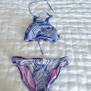 top is a size xs and bottoms are a size small